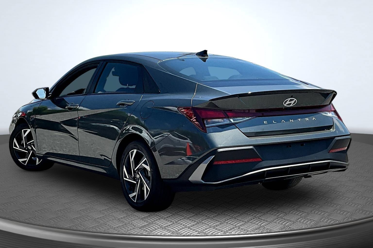 Used 2025 Hyundai Elantra Sport FWD image 4