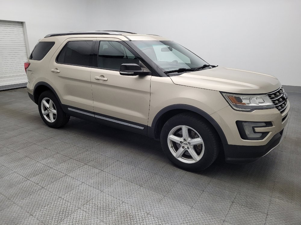 Used 2017 Ford Explorer XLT image 11
