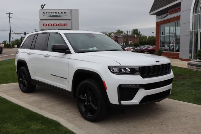 New 2026 Jeep Grand Cherokee Limited w/ Limited Altitude Package AWD/4WD image 4
