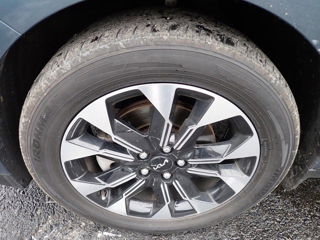 Used 2024 Kia Carnival EX image 12