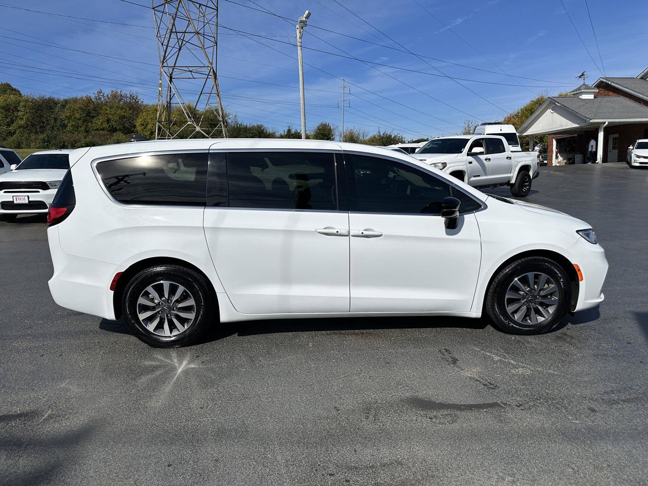 Used 2024 Chrysler Pacifica Limited FWD image 5