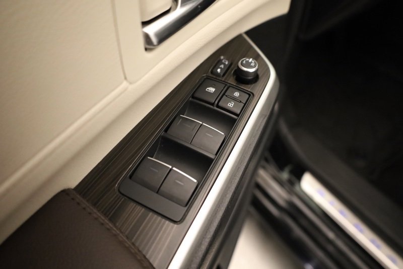 Used 2023 Toyota Sienna Platinum image 10