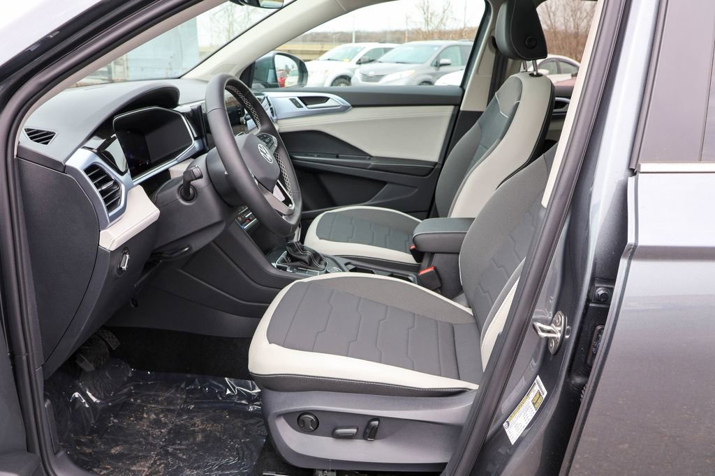 New 2025 Volkswagen Taos SE image 5