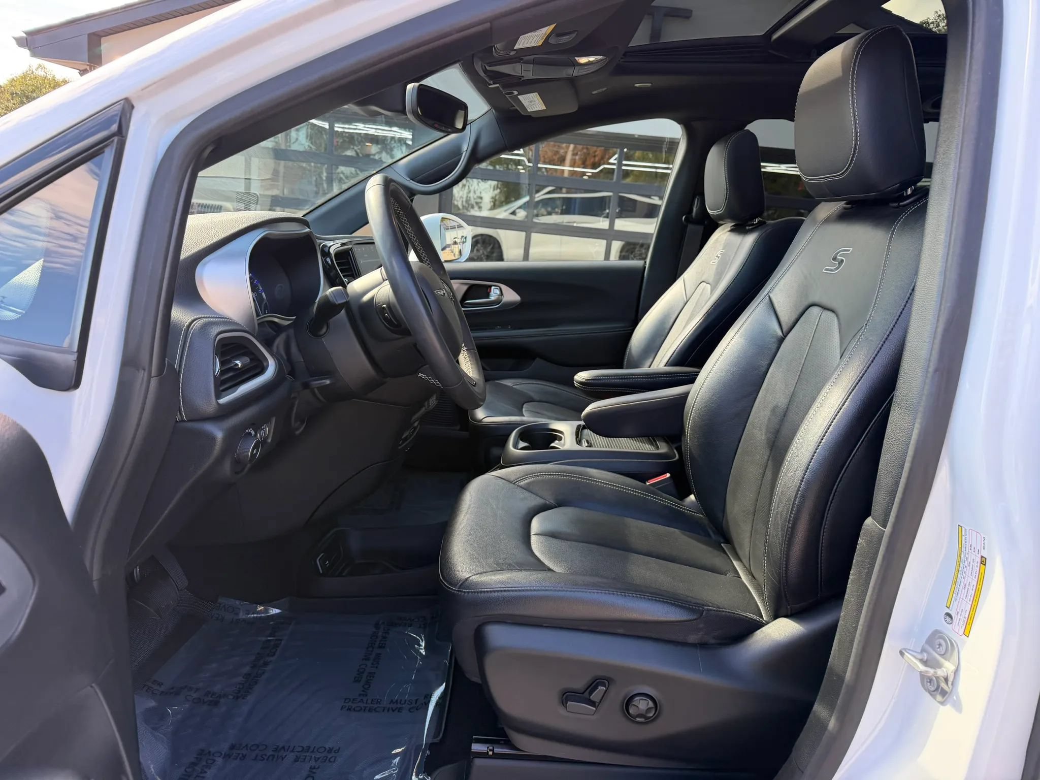 Used 2022 Chrysler Pacifica Touring-L w/ Uconnect Theater Family Group AWD/4WD image 13