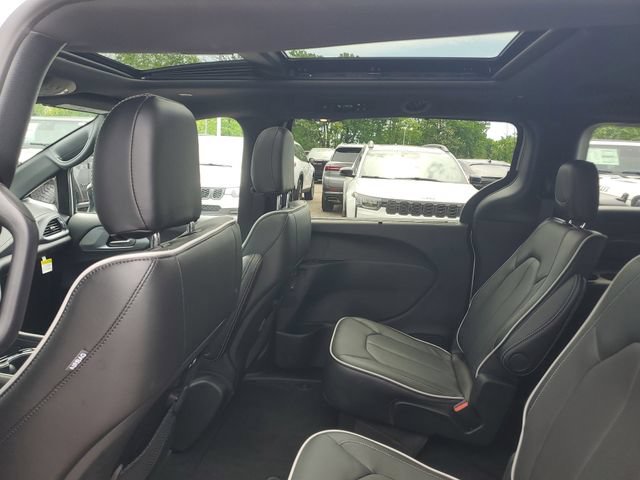 New 2026 Chrysler Pacifica Limited w/ S Appearance Package AWD/4WD image 10