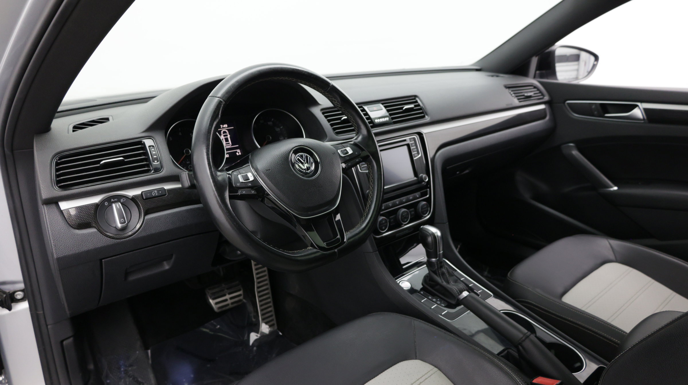 Used 2018 Volkswagen Passat 3.6 FWD image 13