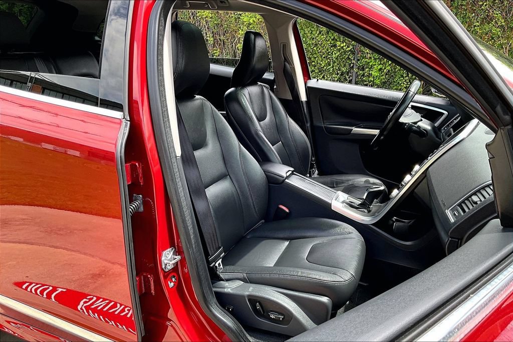 Used 2015 Volvo XC60 T5 Premier w/ Proximity Package FWD image 10