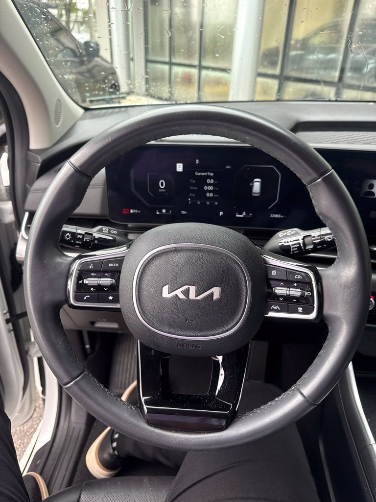 Used 2025 Kia Carnival SX w/ SX Dark Edition Package FWD image 4