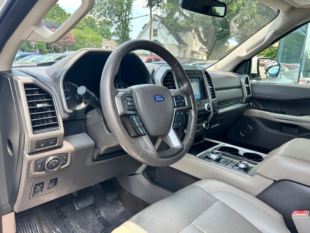 Used 2018 Ford Expedition Max XLT w/ Equipment Group 202A AWD/4WD image 9