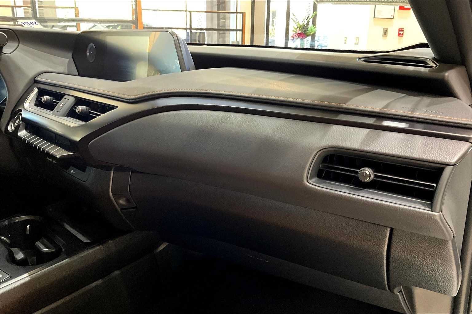 Used 2022 Lexus UX 200 w/ Accessory Package (Z1) FWD image 17