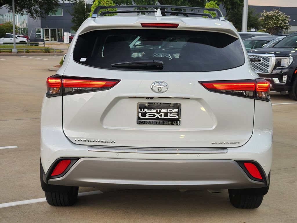 Used 2023 Toyota Highlander Platinum FWD image 6