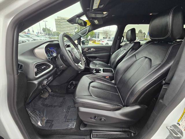 Used 2025 Chrysler Pacifica Select FWD image 20