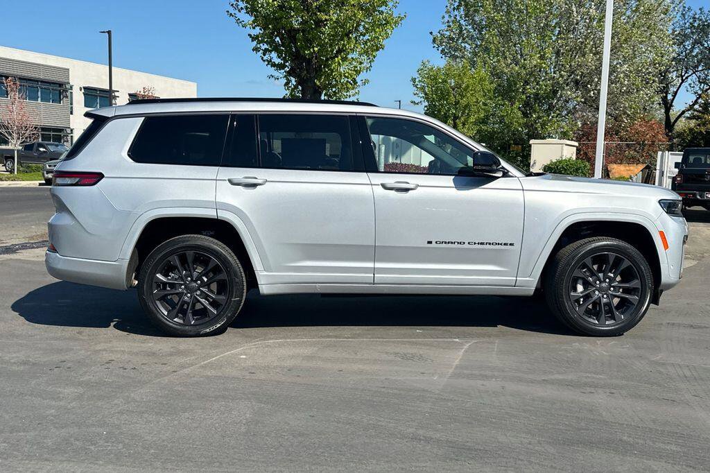 New 2026 Jeep Grand Cherokee L Limited AWD/4WD image 3