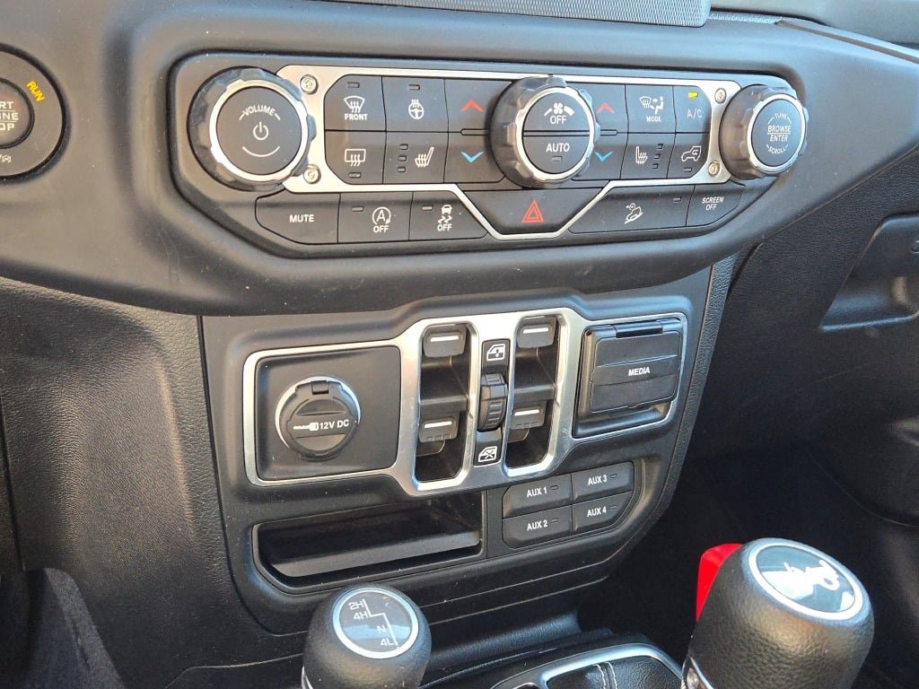 Used 2018 Jeep Wrangler Unlimited Sahara w/ Cold Weather Group image 27