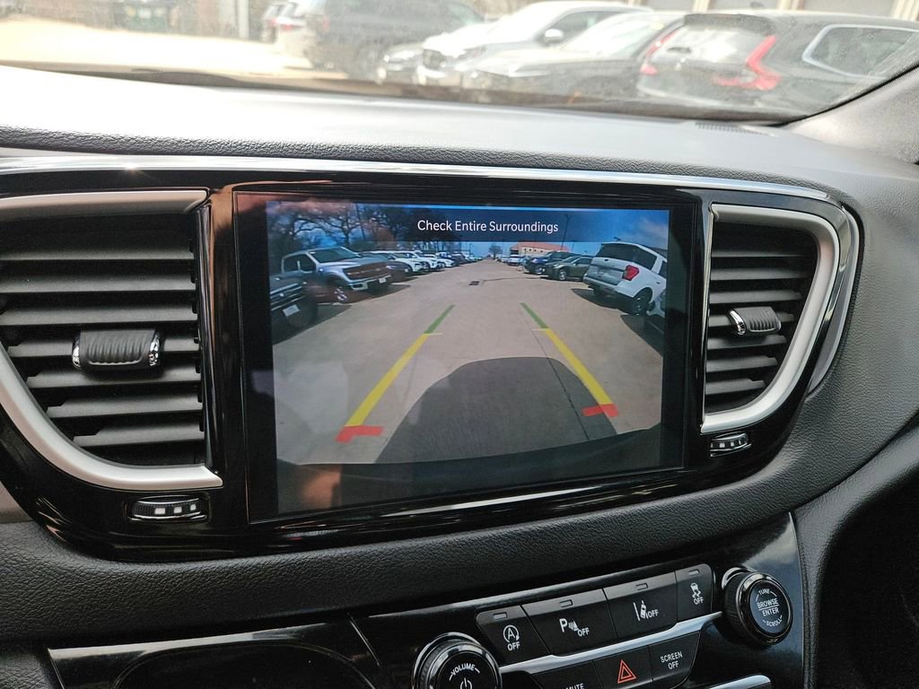 Used 2025 Chrysler Pacifica Select image 22