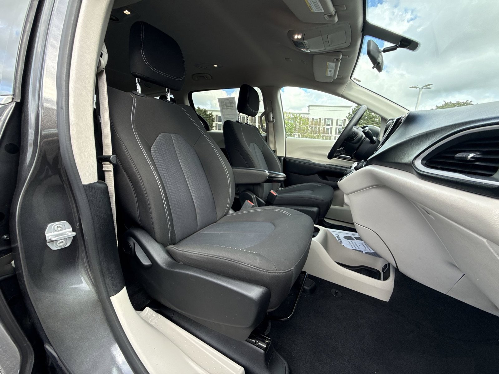 Used 2022 Chrysler Voyager LX FWD image 25