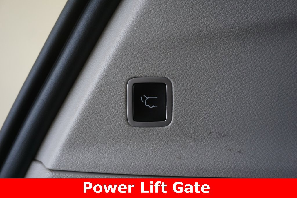 Used 2018 Chrysler Pacifica Touring-L w/ Tire & Wheel Group image 18