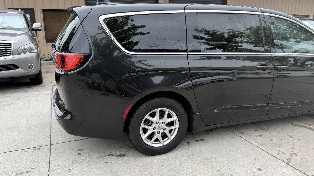 Used 2017 Chrysler Pacifica Touring FWD image 15