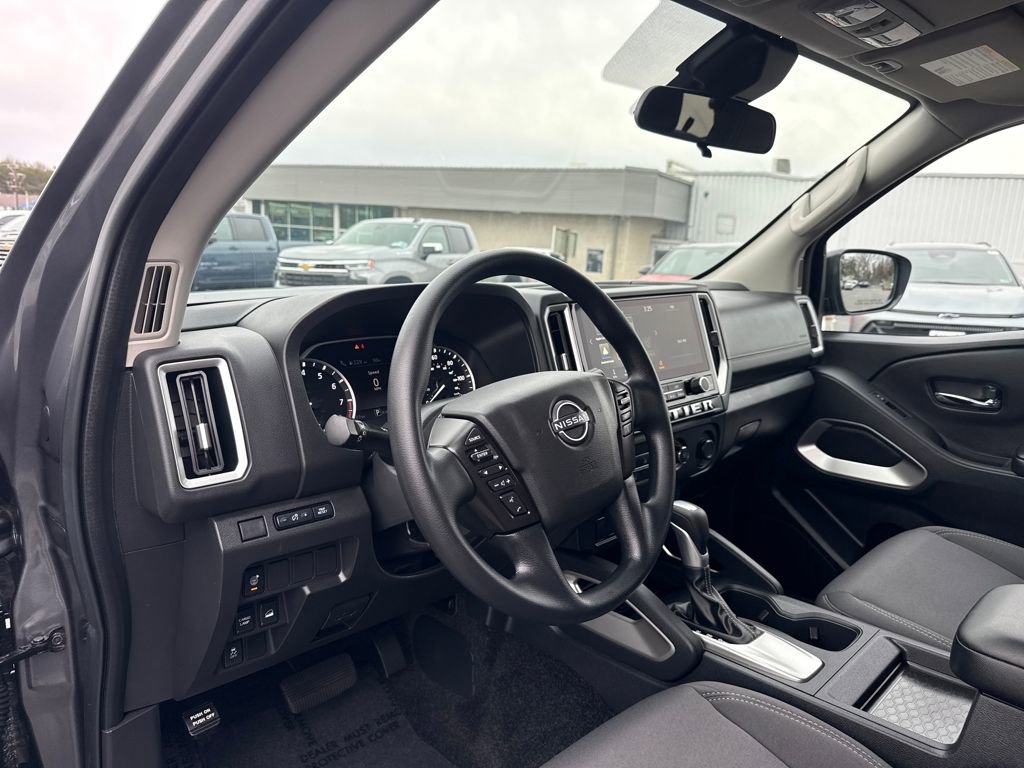Used 2025 Nissan Frontier SV image 4