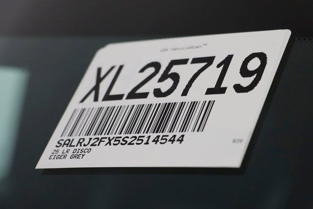 Used 2025 Land Rover Discovery S image 27