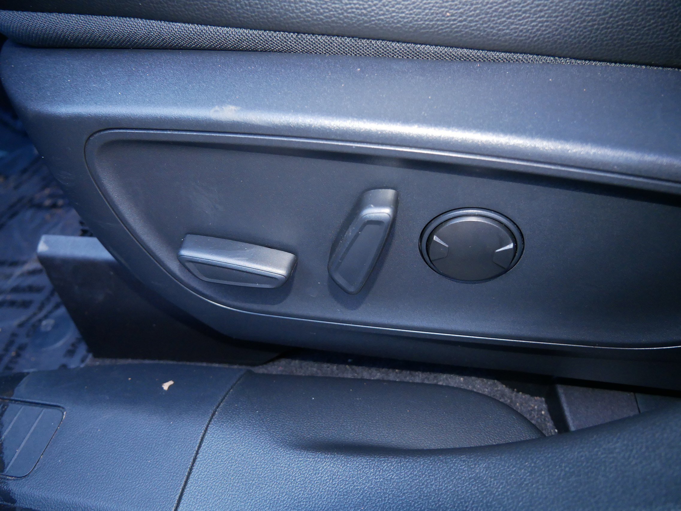 Used 2025 Ford Escape SE w/ PHEV Premium Package FWD image 19