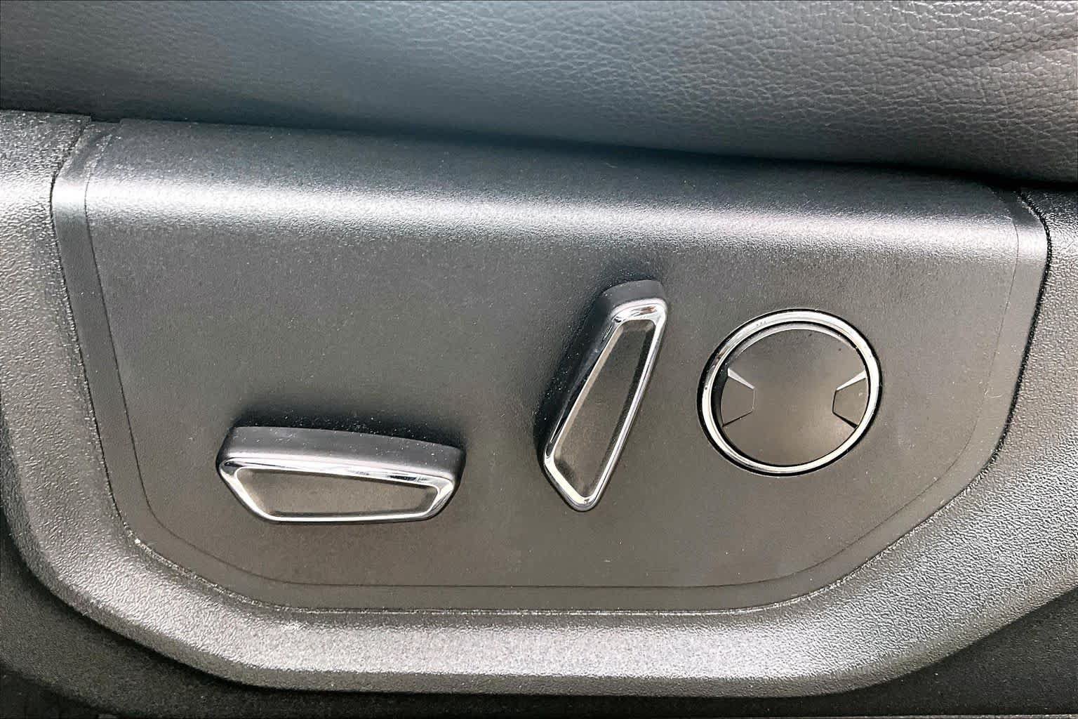 Used 2019 Ford Expedition XLT w/ Equipment Group 202A AWD/4WD image 32