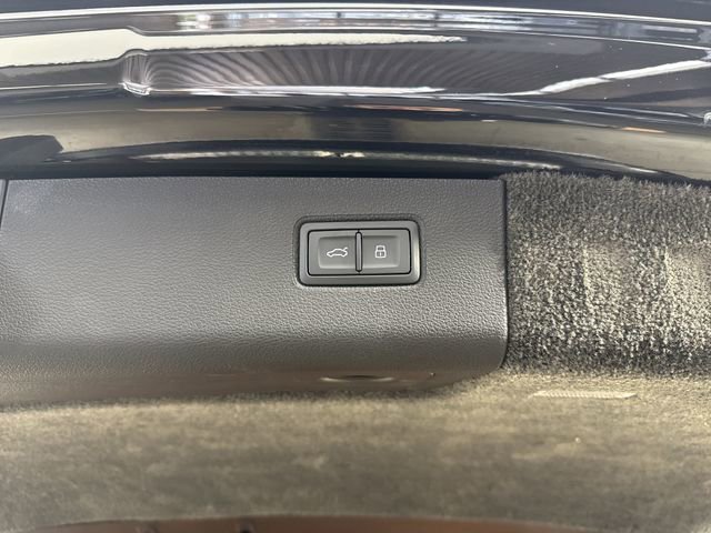 Used 2023 Bentley Bentayga Extended Wheelbase image 35