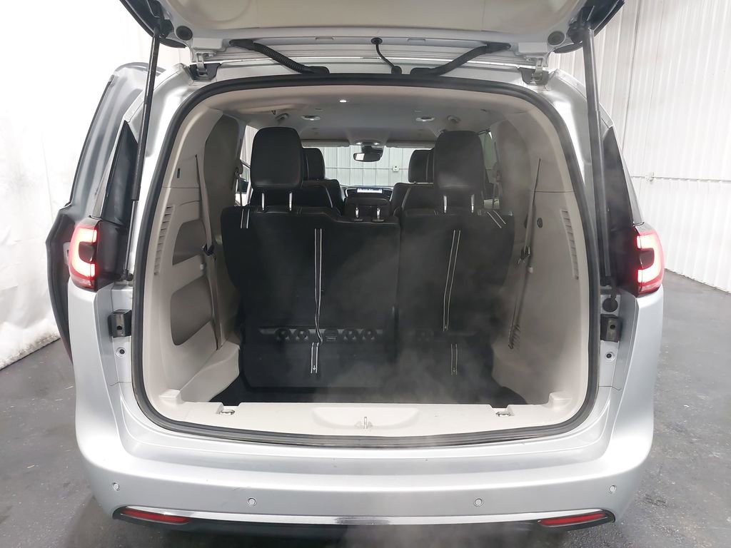 Used 2024 Chrysler Pacifica Touring-L image 13
