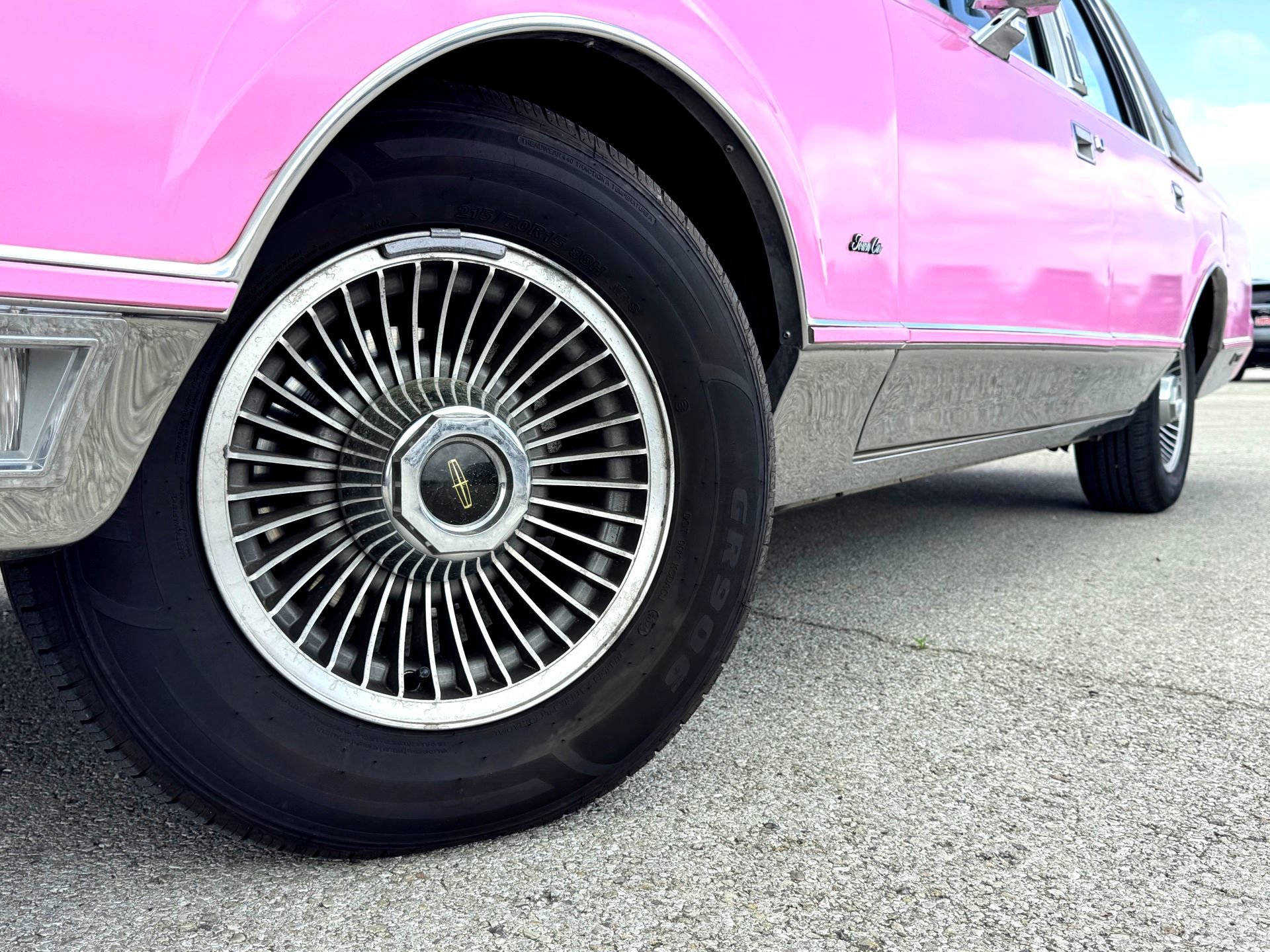Used 1989 Lincoln Town Car Signature RWD image 2