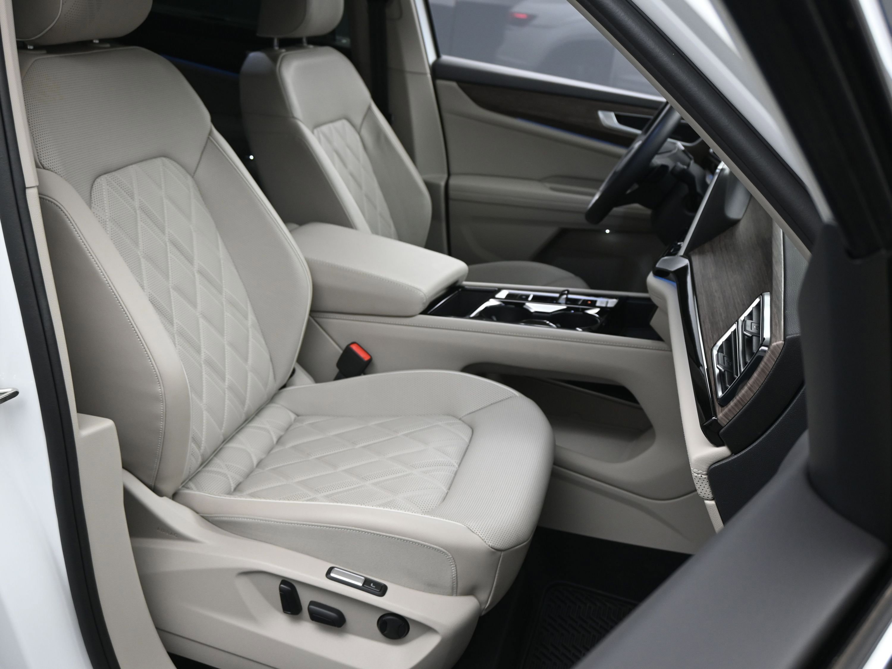 Used 2025 Volkswagen Atlas SEL Premium R-Line image 12