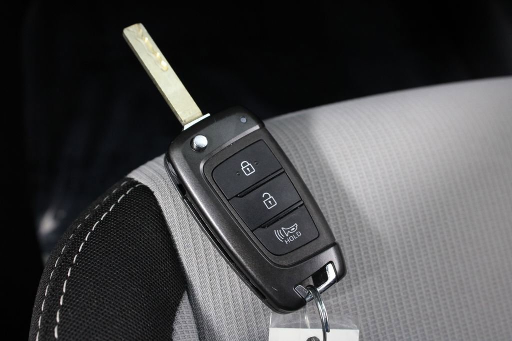 Certified 2023 Hyundai Venue SEL image 29