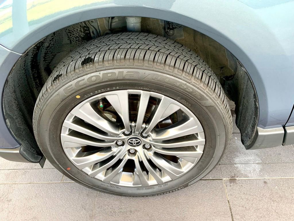 Used 2022 Toyota Venza XLE AWD/4WD image 9