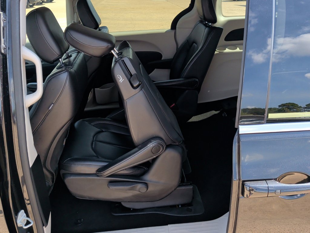 Used 2023 Chrysler Pacifica Touring-L FWD image 33