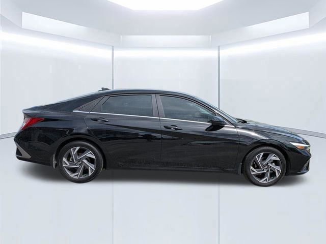 Certified 2025 Hyundai Elantra SEL FWD image 3