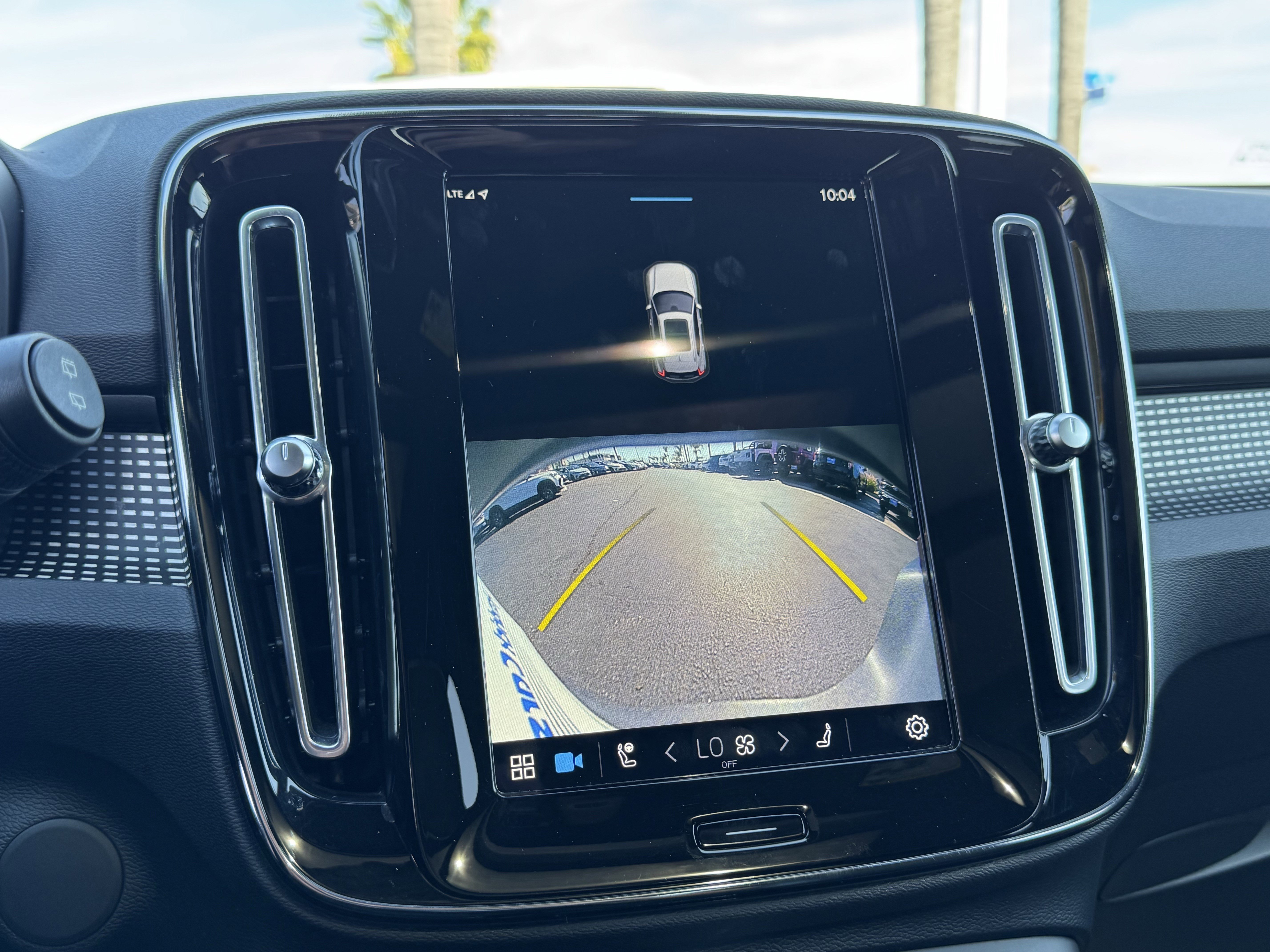 Used 2022 Volvo XC40 P8 Recharge Ultimate image 25