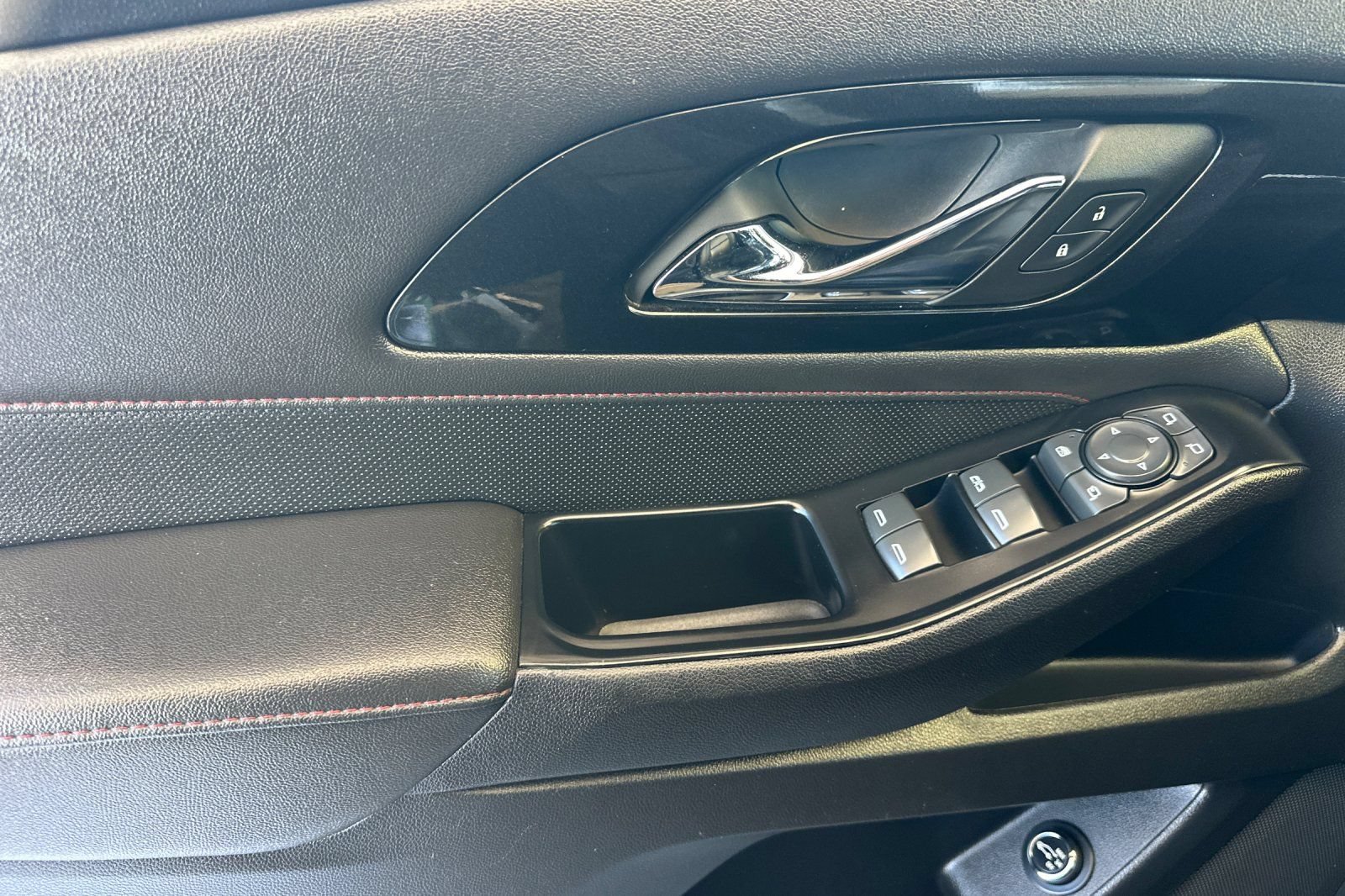 Used 2023 Chevrolet Traverse RS FWD image 11