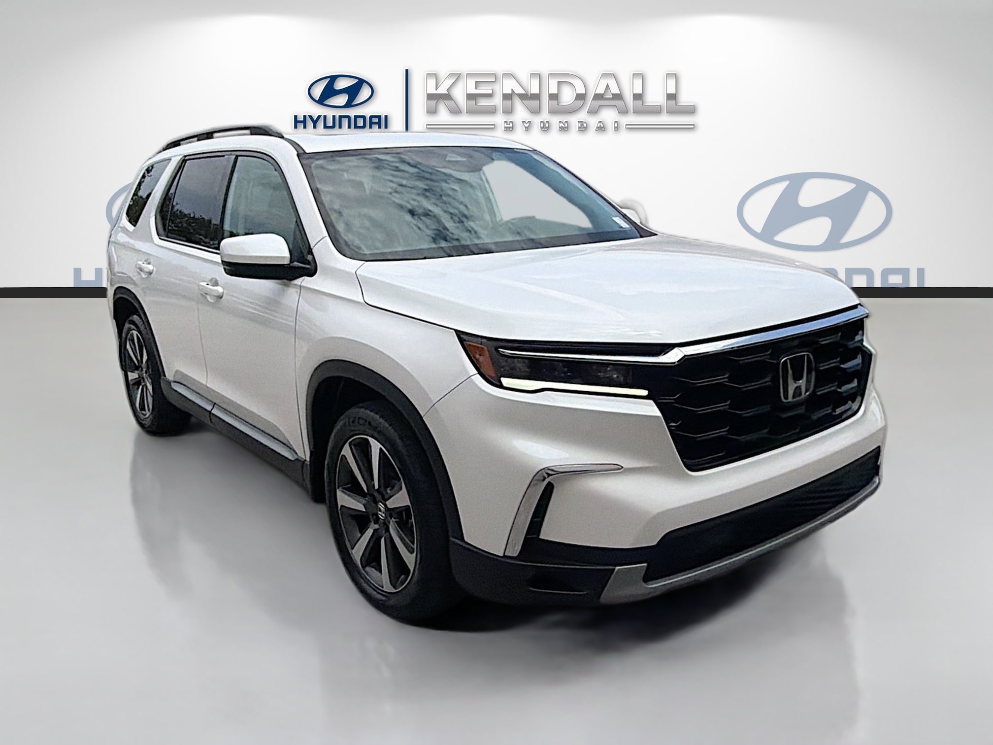 Used 2025 Honda Pilot Touring image 1