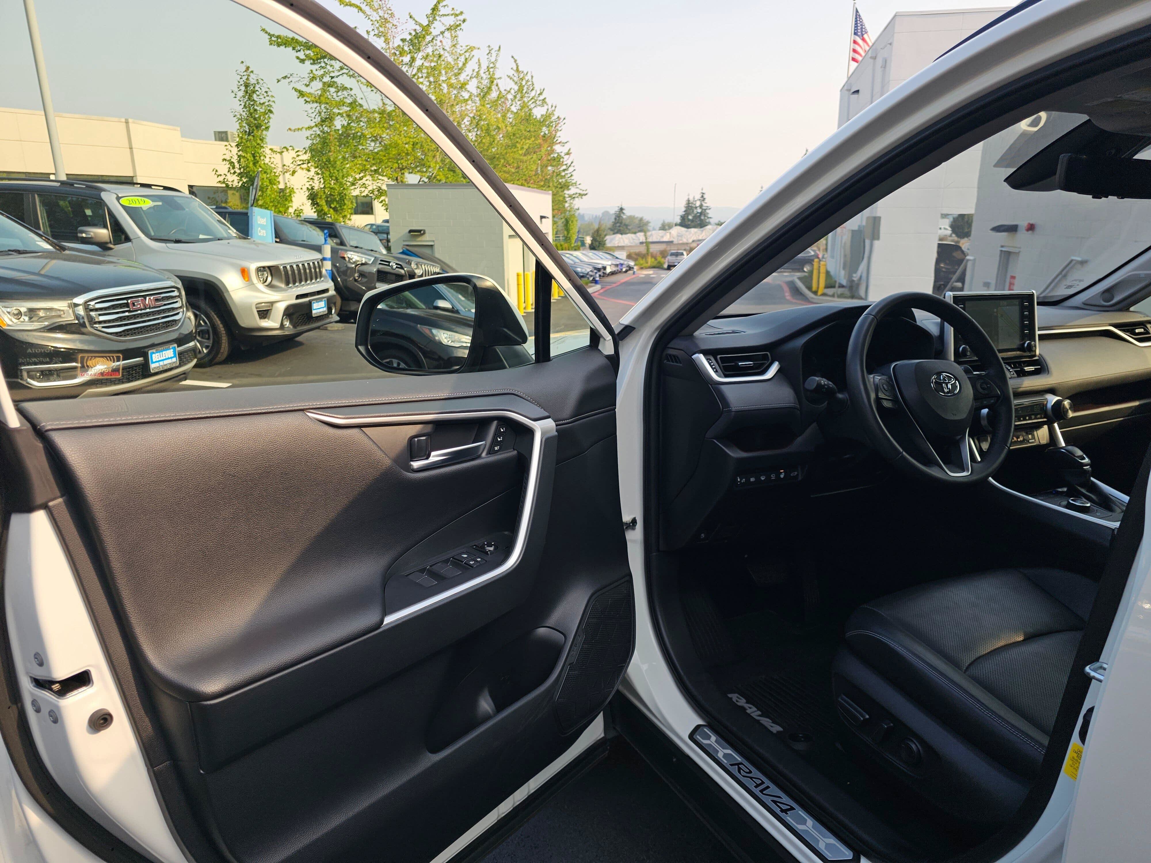 Used 2020 Toyota RAV4 Limited AWD/4WD image 23