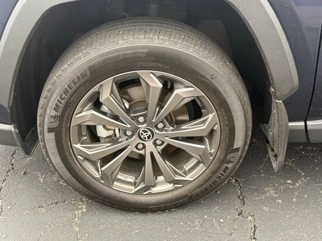 Used 2022 Toyota RAV4 XLE Premium AWD/4WD image 5