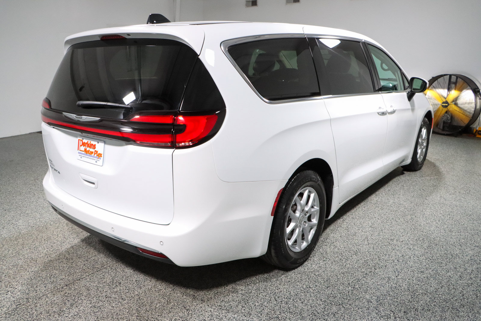 Used 2023 Chrysler Pacifica Touring-L FWD image 7