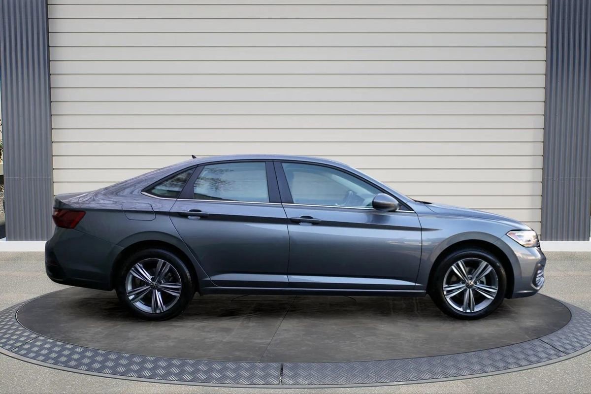 Used 2024 Volkswagen Jetta SE image 8