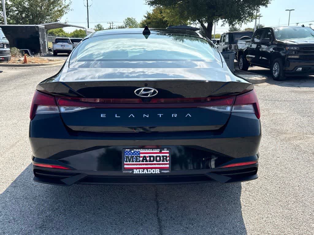 Used 2023 Hyundai Elantra SEL w/ Convenience Package FWD image 4
