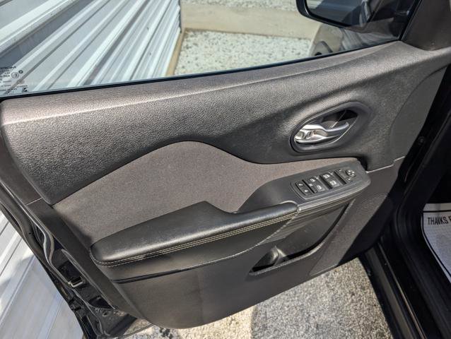 Used 2016 Jeep Cherokee Latitude image 6