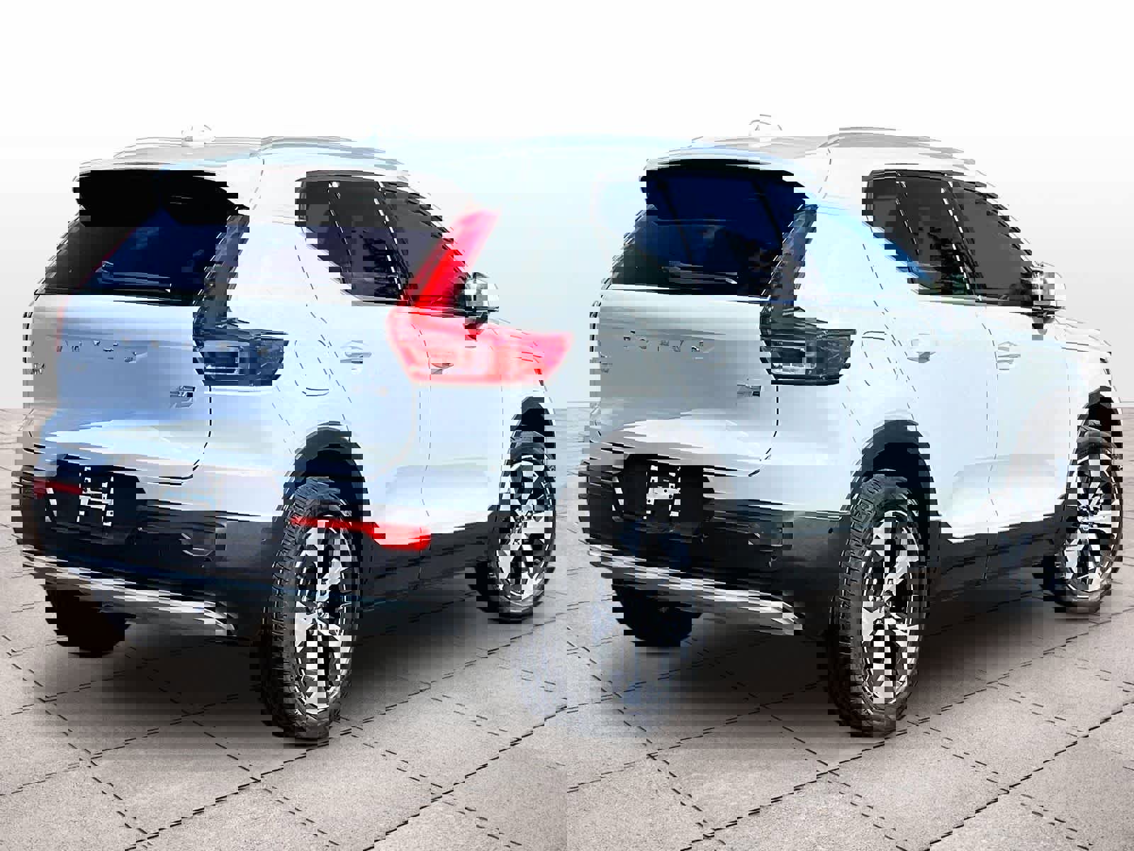 Used 2025 Volvo XC40 B5 Plus image 16