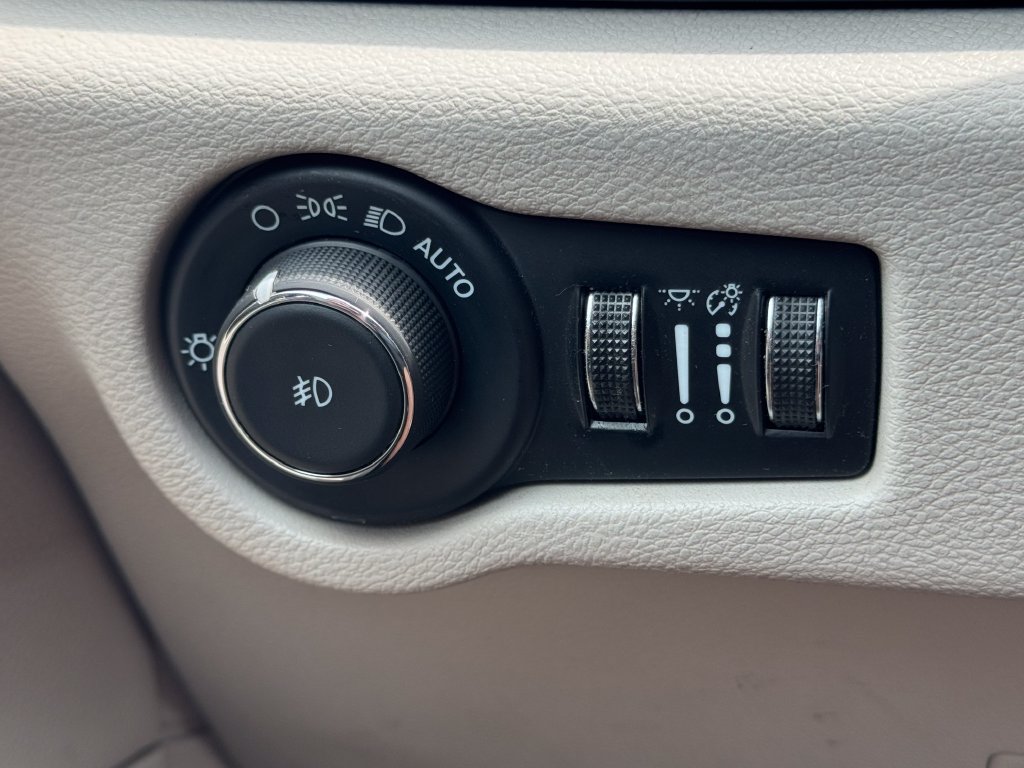 Used 2024 Chrysler Pacifica Touring-L FWD image 31
