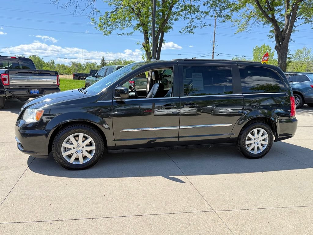 Used 2014 Chrysler Town & Country Touring FWD image 7