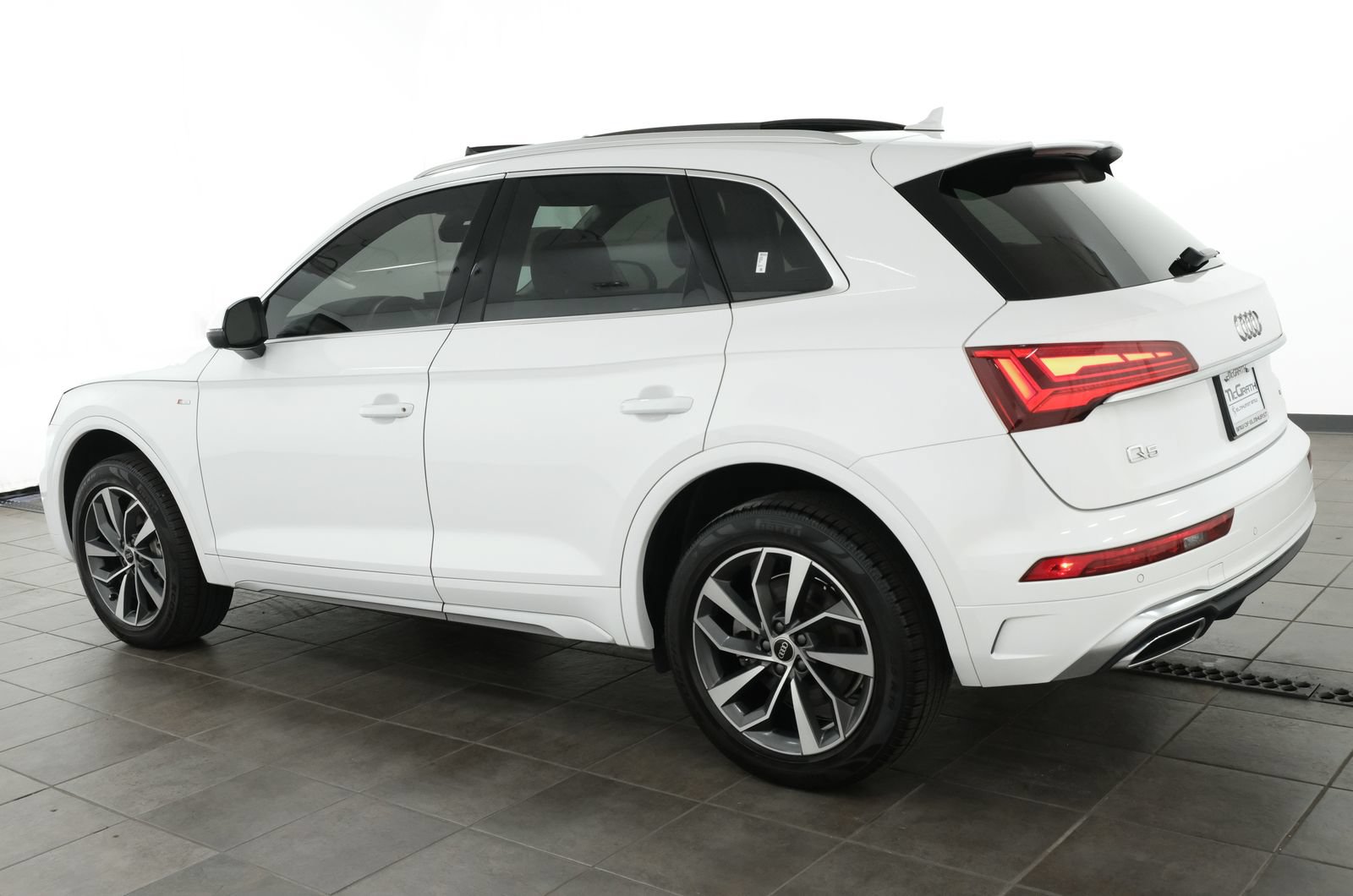 Used 2022 Audi Q5 2.0T Premium Plus w/ Premium Plus Package AWD/4WD image 4