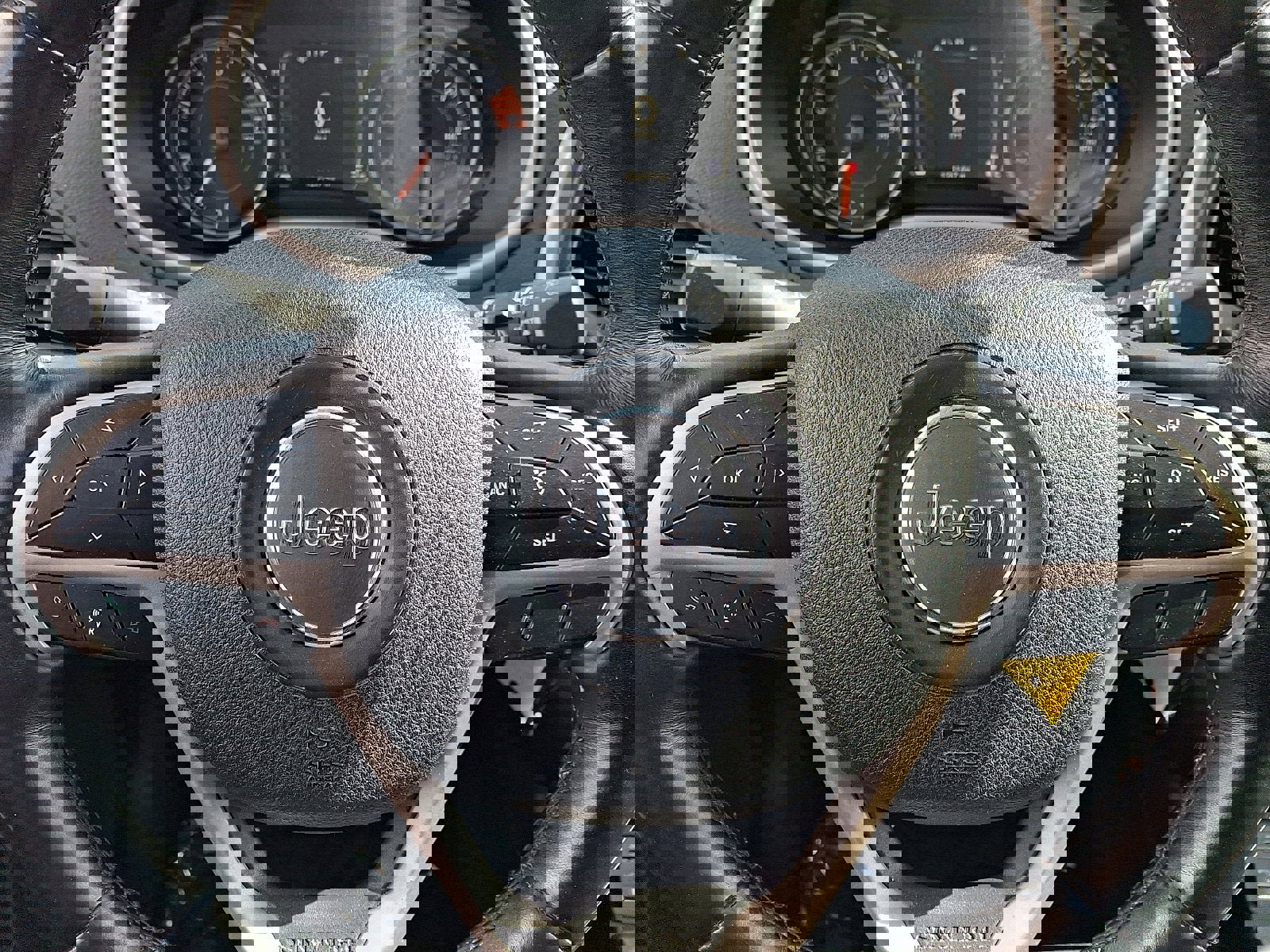 Used 2018 Jeep Cherokee Latitude w/ Cold Weather Group image 18