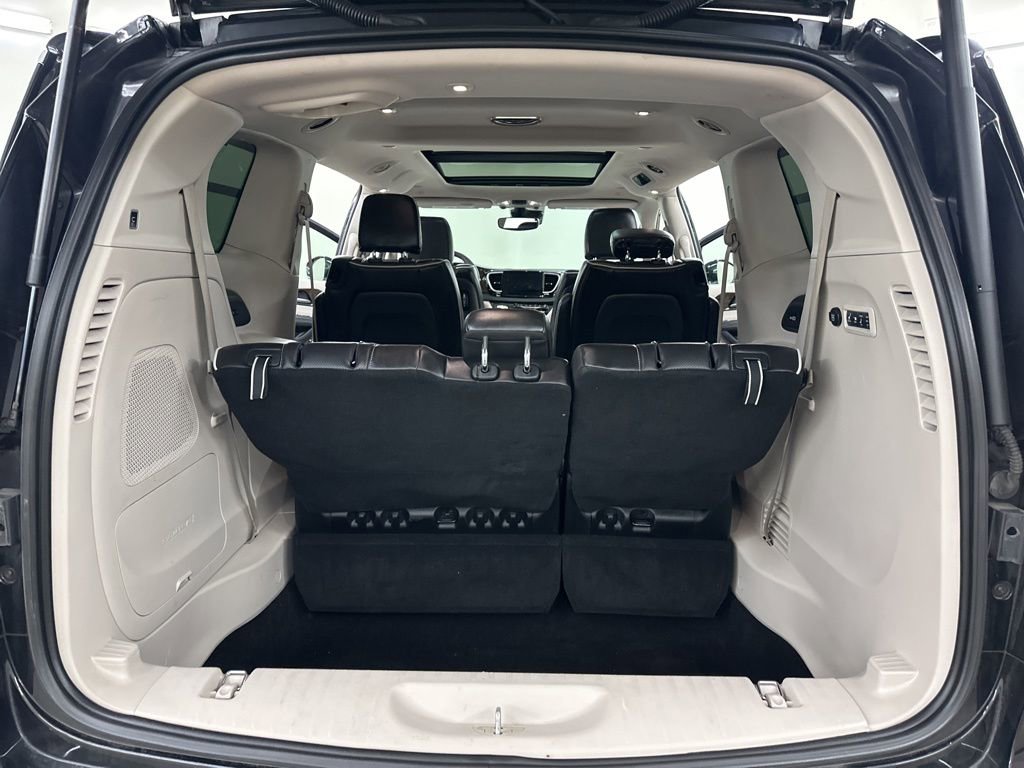 Used 2022 Chrysler Pacifica Limited w/ Uconnect Theater Family Group image 26