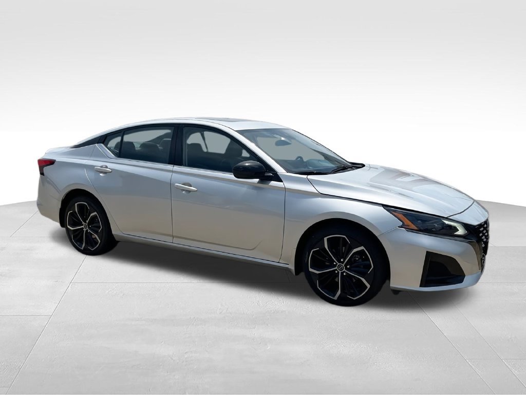 Used 2023 Nissan Altima 2.5 SR w/ SR Premium Package AWD/4WD image 2